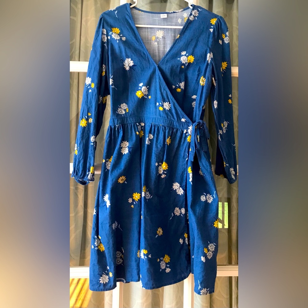 Old Navy size M vintage-look blue wrap dress w/ white & yellow flowers in EUC